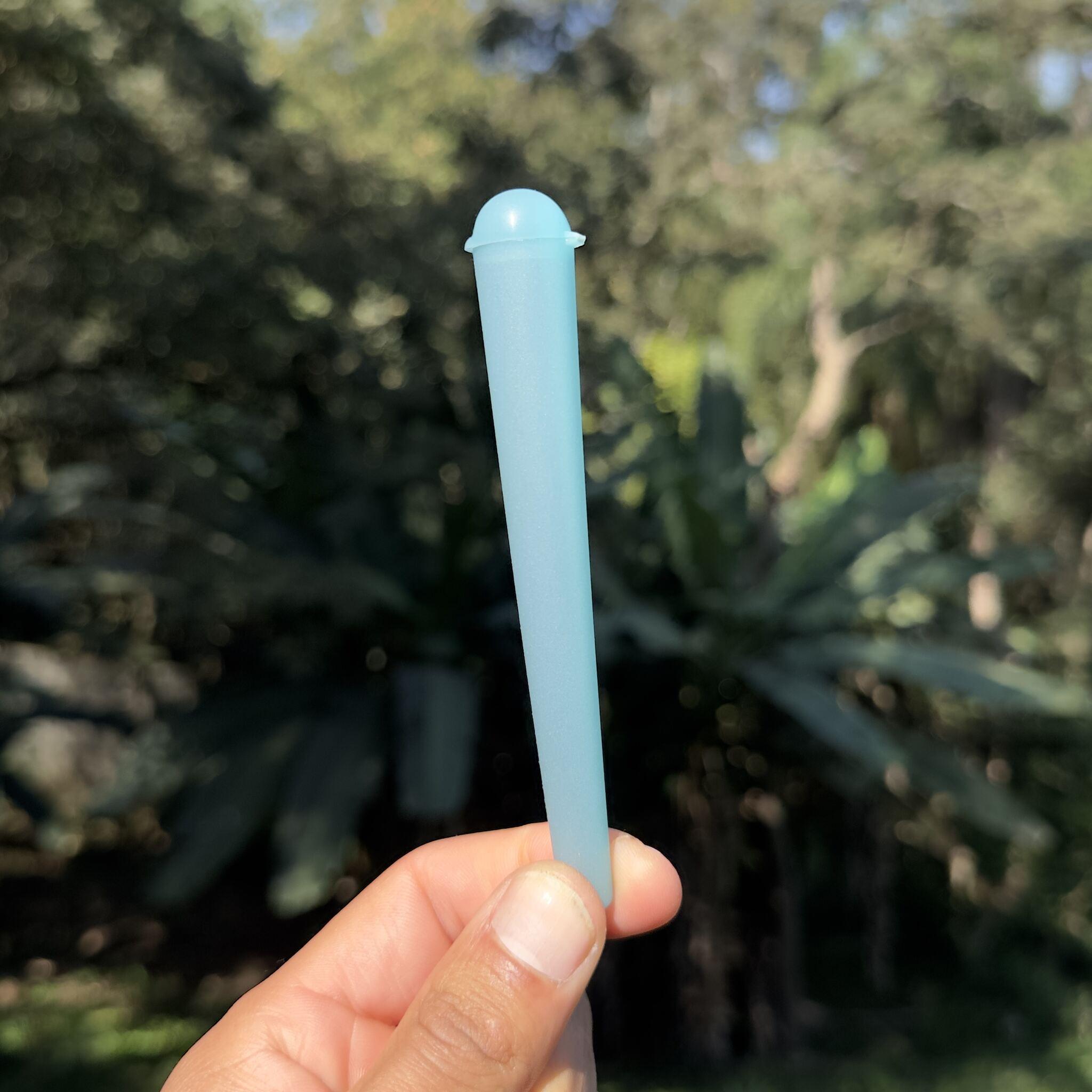 Mocó glows in the dark – blue
